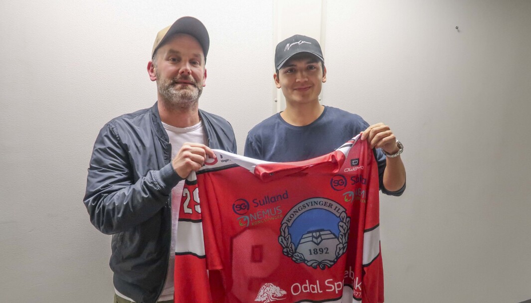 Sportslig leder Anders Angelbrant (t.v.) fikk mandag kveld signaturen til Victor Zetterberg. Sportslig leder Anders Angelbrant (t.v.) fikk mandag kveld signaturen til Victor Zetterberg.
