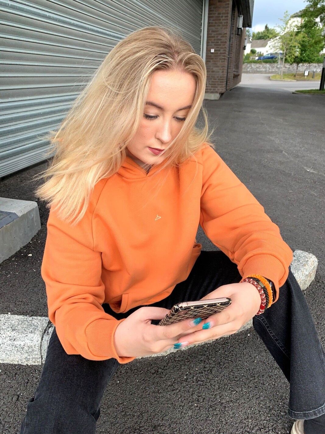 Pias datter Tora har ansvar for butikkens sosiale medier. Pias datter Tora har ansvar for butikkens sosiale medier.