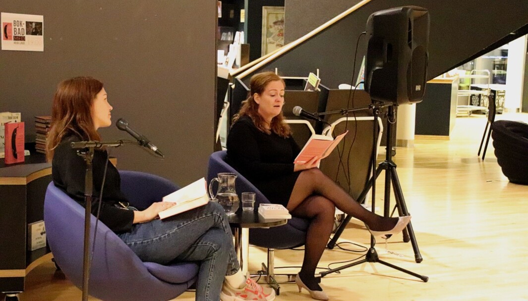 Hanne Bjugstad og forfatter Heidi Linde snakket om romanen «Hva hun klager over når hun klager over husarbeidet». Hanne Bjugstad og forfatter Heidi Linde snakket om romanen «Hva hun klager over når hun klager over husarbeidet».