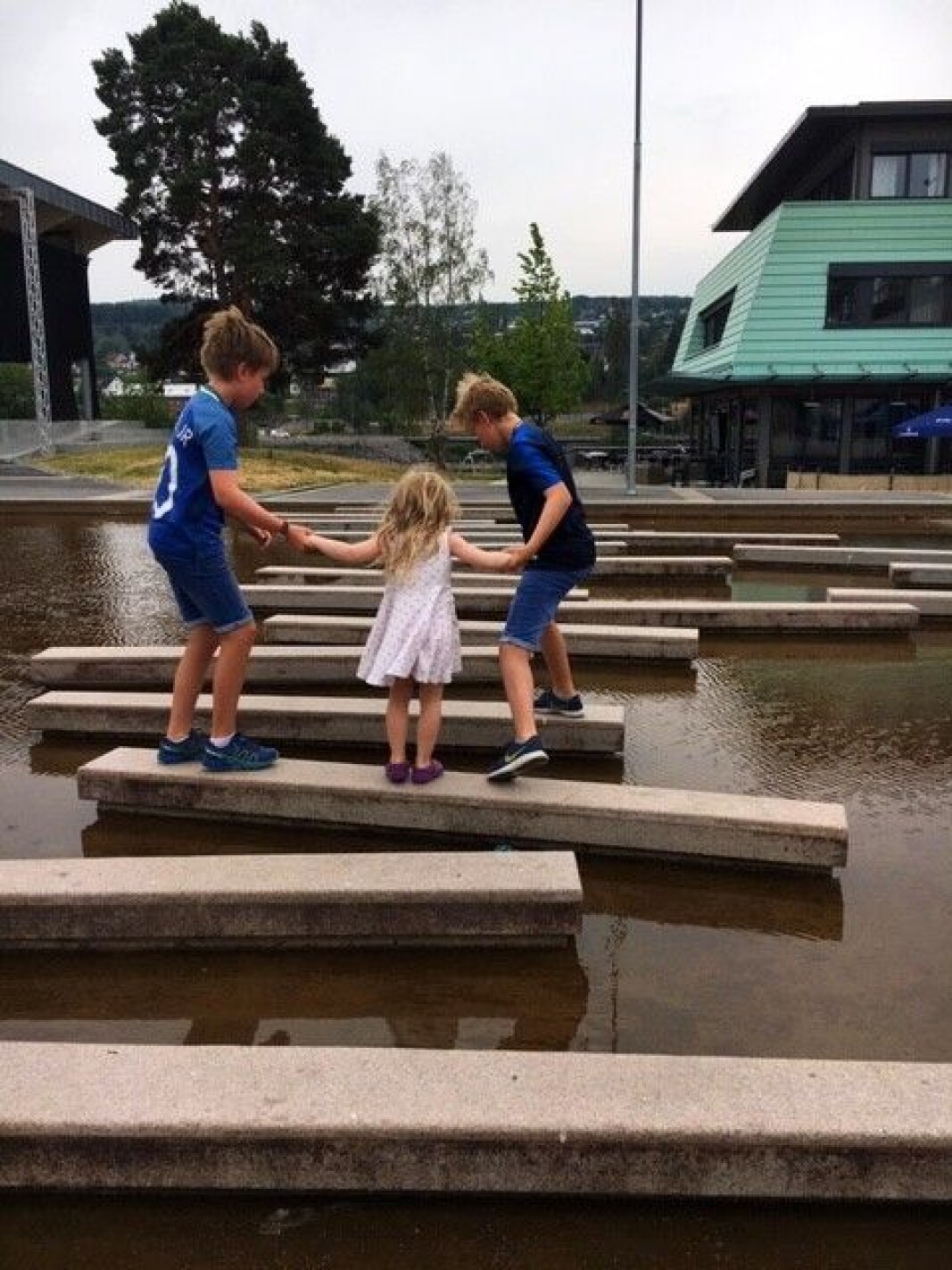 Simon, Leo og Jenny i vannspeilet foran Sentrum videregående skole. Simon, Leo og Jenny i vannspeilet foran Sentrum videregående skole.