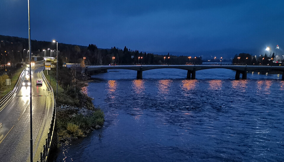 Kongsvinger kommune har fått en henvendelse om lysbruken på Gjemselund bru. Spesielt på nordsiden av elva er det sparsommelig.