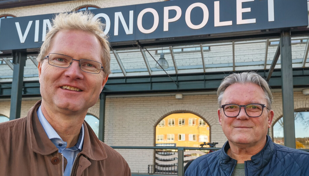 Frp-politikerne, og toppkandidatene på stortingslista for Hedmark, Tor André Johnsen (t.v.) og Johan Aas, varsler tydelige føringer overfor regjeringen når det gjelder avgiftssatsene på spesielt alkohol og tobakk. — Vi må ned på svensk nivå, sier de to. Frp-politikerne, og toppkandidatene på stortingslista for Hedmark, Tor André Johnsen (t.v.) og Johan Aas, varsler tydelige føringer overfor regjeringen når det gjelder avgiftssatsene på spesielt alkohol og tobakk. — Vi må ned på svensk nivå, sier de to.