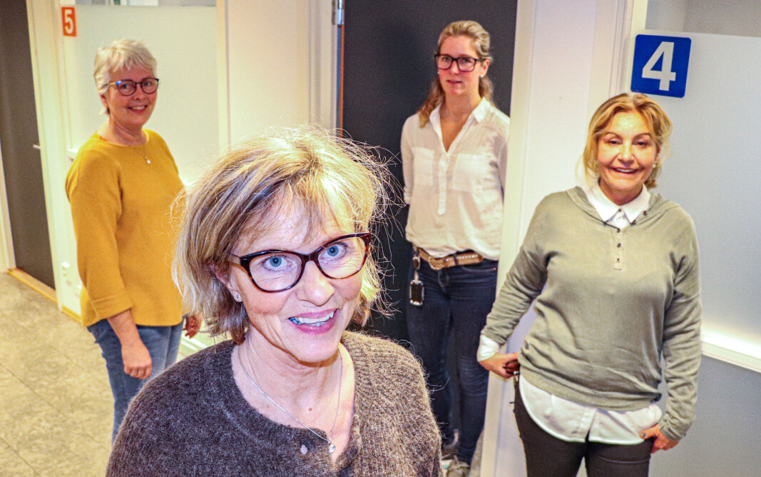 Smittesporingsteamet i Kongsvinger er klare til å finne de avgjørende smittetrådene i befolkningen, og få satt nærkontakter i karantene og smittede i isolasjon. Mange av de ansatte på helsestasjonen er med i smittesporingsteamet, her representert ved psykiatrisk sykepleier Gunn Iversen (t.v.), avdelingsleder Arnhild Julseth (foran), ergoterapeut barn Linda Grønnerud og helsesykepleier Mette Berget. Smittesporingsteamet i Kongsvinger er klare til å finne de avgjørende smittetrådene i befolkningen, og få satt nærkontakter i karantene og smittede i isolasjon. Mange av de ansatte på helsestasjonen er med i smittesporingsteamet, her representert ved psykiatrisk sykepleier Gunn Iversen (t.v.), avdelingsleder Arnhild Julseth (foran), ergoterapeut barn Linda Grønnerud og helsesykepleier Mette Berget.