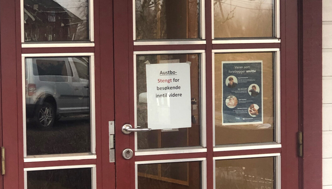 Inngangen på Austbo HDO på Austmarka gir tydelig beskjed om at det er innført besøksforbud ved institusjonen. Inngangen på Austbo HDO på Austmarka gir tydelig beskjed om at det er innført besøksforbud ved institusjonen.
