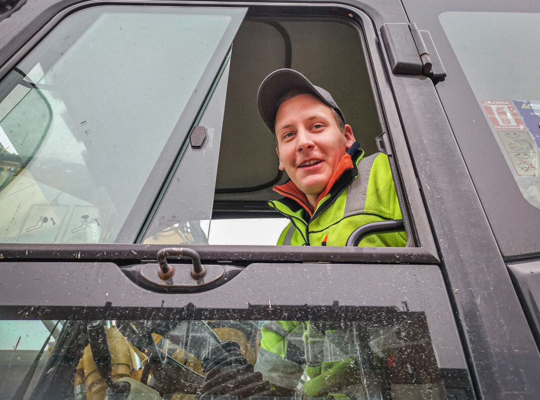 Jo Henry Linner fra GIVAS sitter bak spakene i piggemaskinen som skal lage et dypt nok hull til julegrana på Rådhusplassen i Kongsvinger. Jo Henry Linner fra GIVAS sitter bak spakene i piggemaskinen som skal lage et dypt nok hull til julegrana på Rådhusplassen i Kongsvinger.