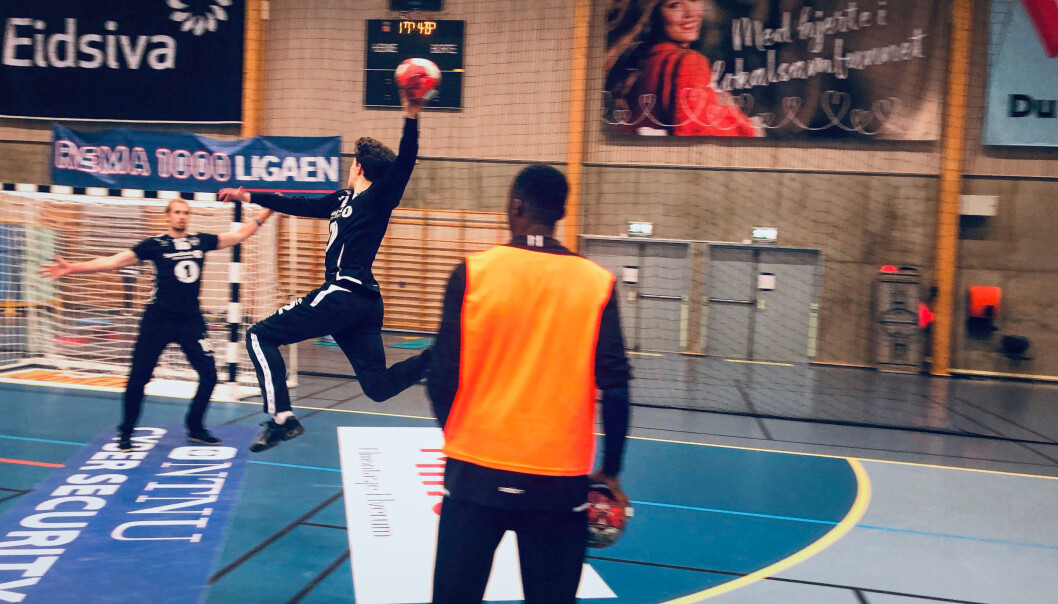 Oskar Kvernes hopper inn fra sin høyrekant, mens Luc Abalo følger nøye opp sin elev. Oskar Kvernes hopper inn fra sin høyrekant, mens Luc Abalo følger nøye opp sin elev.