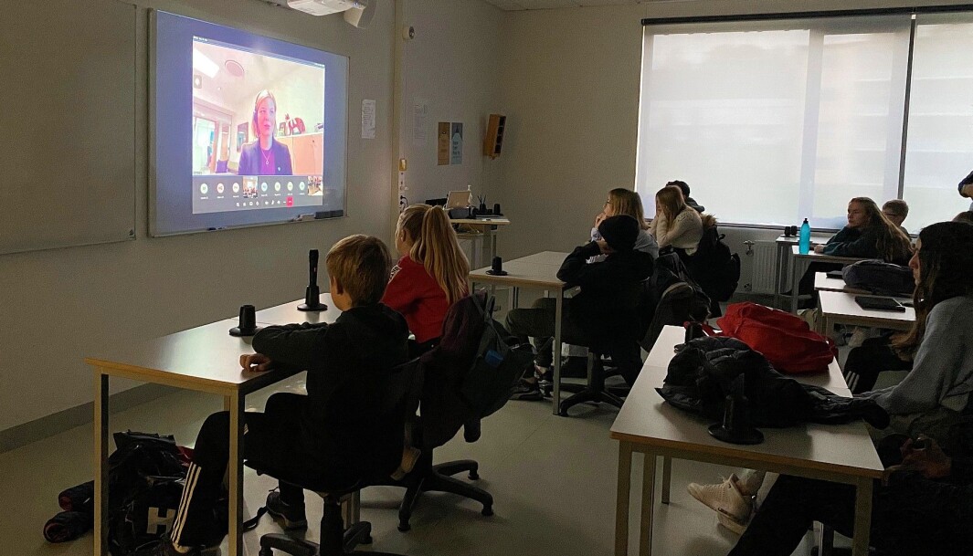 Kunnskapsminister Guri Melby på storskjerm i klasserommet til 8C på Kongsvinger ungdomsskole. Kunnskapsminister Guri Melby på storskjerm i klasserommet til 8C på Kongsvinger ungdomsskole.