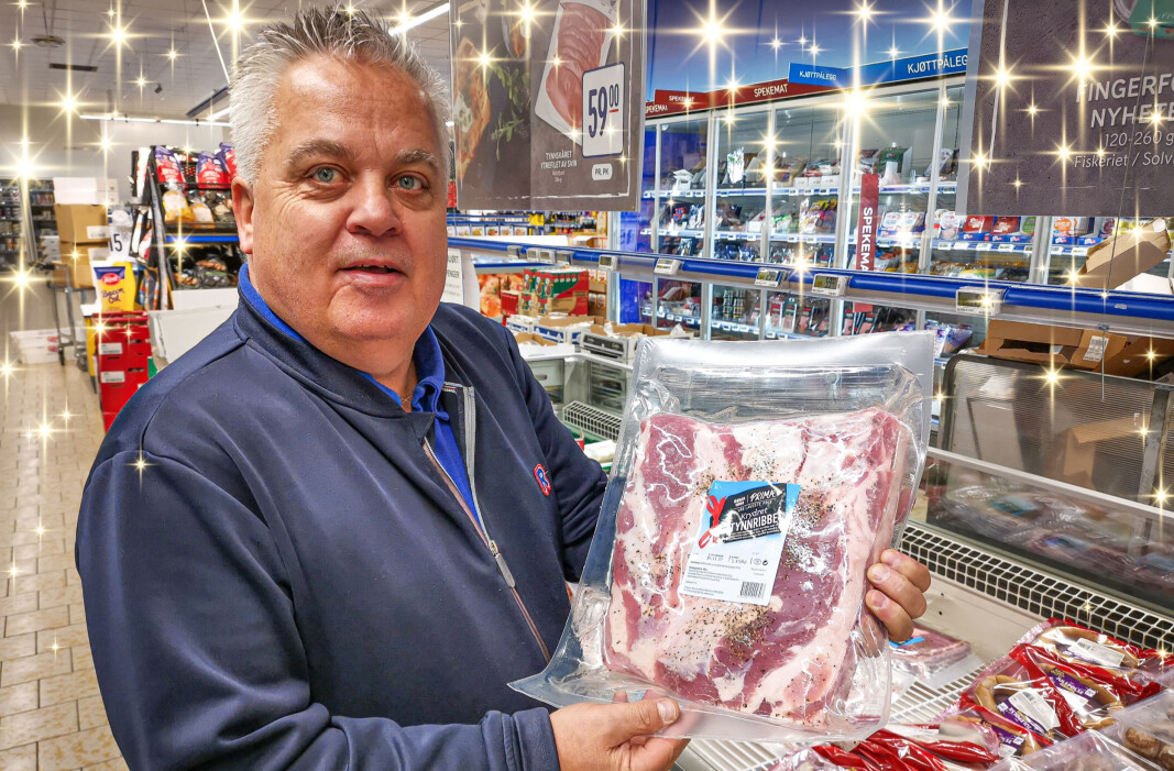 Mads Furulund hos Rema 1000 Langeland kan berolige kundene med at det vil være god tilgang på ribbe helt fram til jul - hvis folk ikke hamstrer. Og det er det ingen grunn til. Det er nok ribbe, og den blir porsjonert ut til butikkene i november og desember. Mads Furulund hos Rema 1000 Langeland kan berolige kundene med at det vil være god tilgang på ribbe helt fram til jul - hvis folk ikke hamstrer. Og det er det ingen grunn til. Det er nok ribbe, og den blir porsjonert ut til butikkene i november og desember.