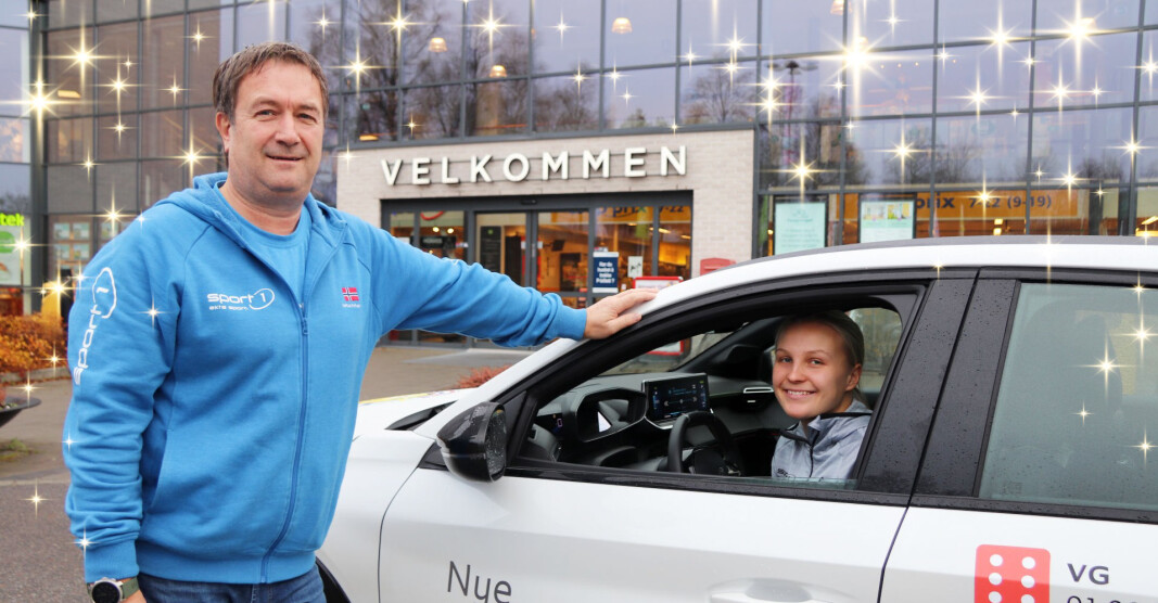 Selv om du er velkommen til Sport 1 Kongsvinger i EPA-senteret, ønsker de ansatte å legge til rette for en koronavennlig julehandel. Butikksjef Gunnar Løfsgaard og Hanna Bjerknes viser frem butikkens el-bil, en Peugeot E-208 lånt hos Kongsvinger bilsenter. Selv om du er velkommen til Sport 1 Kongsvinger i EPA-senteret, ønsker de ansatte å legge til rette for en koronavennlig julehandel. Butikksjef Gunnar Løfsgaard og Hanna Bjerknes viser frem butikkens el-bil, en Peugeot E-208 lånt hos Kongsvinger bilsenter.