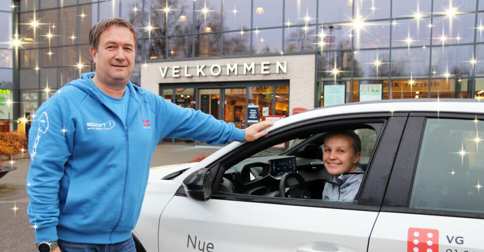 Selv om du er velkommen til Sport 1 Kongsvinger i EPA-senteret, ønsker de ansatte å legge til rette for en koronavennlig julehandel. Butikksjef Gunnar Løfsgaard og Hanna Bjerknes viser frem butikkens el-bil, en Peugeot E-208 lånt hos Kongsvinger bilsenter.