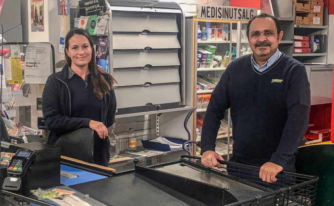 I tillegg til Kine Johnsrud og Assem Abdalla er også Ida Sandbakken, som hadde fri da vi besøkte butikken, sentrale brikker i driften av nærbutikken. I tillegg til Kine Johnsrud og Assem Abdalla er også Ida Sandbakken, som hadde fri da vi besøkte butikken, sentrale brikker i driften av nærbutikken.