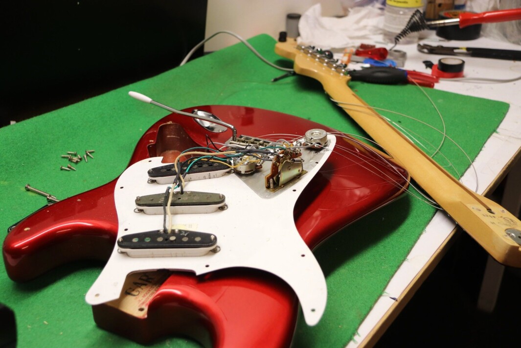 Lasse har mange prosjekter på gang, akkurat nå holder han på å datere en gammel gitar på reparasjonsverkstedet. Ellers går det mye i å reparere gitarer med blant annet knekt hals, da må det limes, tvinges og lakkeres for å få det pent igjen. Lasse har mange prosjekter på gang, akkurat nå holder han på å datere en gammel gitar på reparasjonsverkstedet. Ellers går det mye i å reparere gitarer med blant annet knekt hals, da må det limes, tvinges og lakkeres for å få det pent igjen.