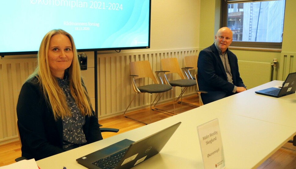 Økonomisjef Malin Westby Skoglund og rådmann Lars Andreas Uglem legger frem budsjettforslag 2021 og økonomiplan 2021-2024.