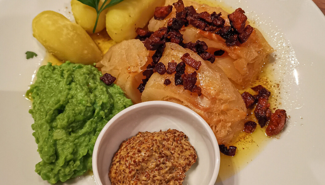 Dette er lutefisk som den vil bli servert på Platos fra og med onsdag. Tapasrestauranten hadde ikke noe valg - de måtte få den tradisjonsrike retten på menyen. Dette er lutefisk som den vil bli servert på Platos fra og med onsdag. Tapasrestauranten hadde ikke noe valg - de måtte få den tradisjonsrike retten på menyen.