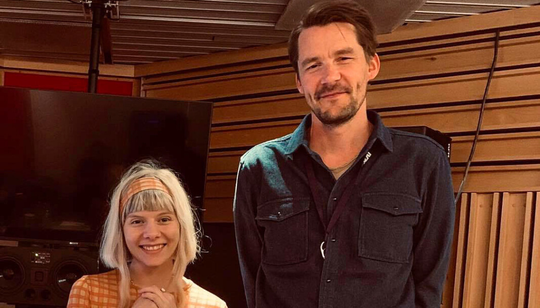 Aurora kom inn som en vind for å synge på Gaute Tønders tittelmelodi i NRKs julekalender "Stjernestøv". Det ble en vanvittig god match, ifølge komponisten. Aurora kom inn som en vind for å synge på Gaute Tønders tittelmelodi i NRKs julekalender "Stjernestøv". Det ble en vanvittig god match, ifølge komponisten.