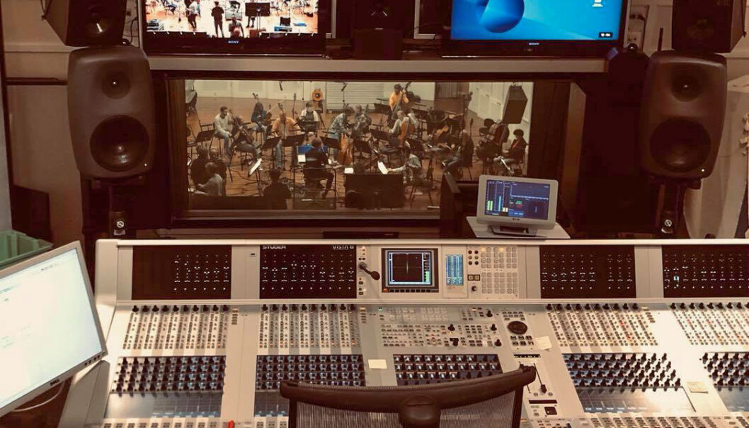 Kringkastingsorkesteret i gang med å spille Gaute Tønders musikk til TV-serien og NRKs julekalender "Stjernestøv". Kringkastingsorkesteret i gang med å spille Gaute Tønders musikk til TV-serien og NRKs julekalender "Stjernestøv".
