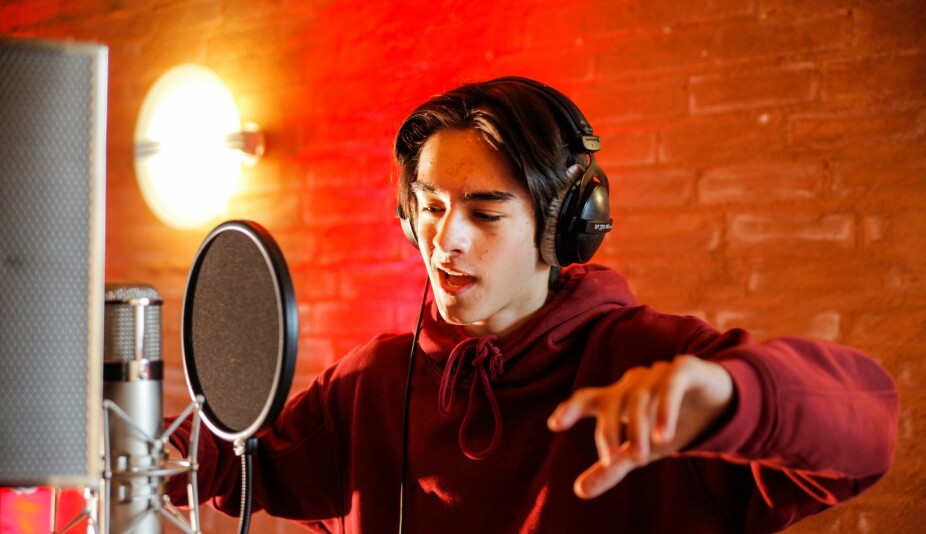 Oliver under innspilling av «En som tror på meg», en av låtene i «Eventyrfestningen».