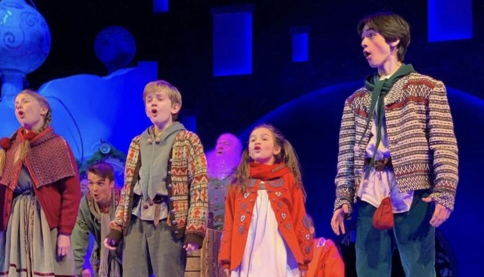 I denne scenen i «Snøfall» jobbes det for å oppfylle barnas ønsker til jul. Fra venstre: Victoria Øvstegård Engerdahl, Sindre Seip, Marielle Chacon og Oliver Eidem Nyeng.