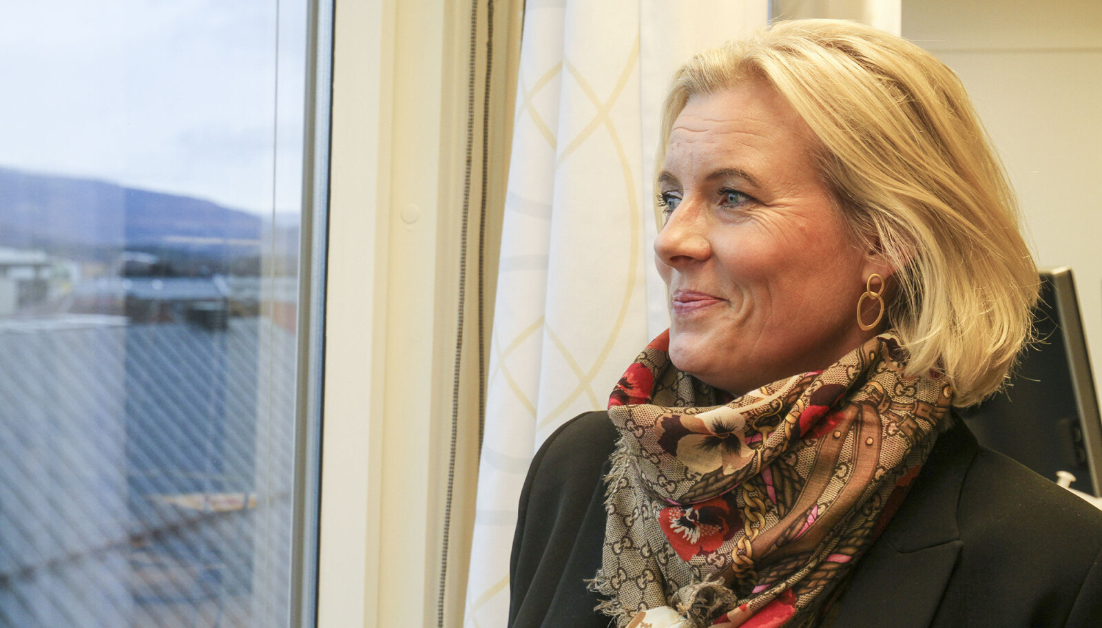 Fra ordførerkontoret i sjette etasje i kommunehuset har Ingunn en fantastisk utsikt utover mot Mjøsa, gågata og nedre del av Lillehammer by. Fra ordførerkontoret i sjette etasje i kommunehuset har Ingunn en fantastisk utsikt utover mot Mjøsa, gågata og nedre del av Lillehammer by.