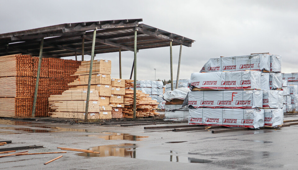 Hos Bergene Holm AS på Brandval ligger planker klare for å bli fraktet ut i markedet.