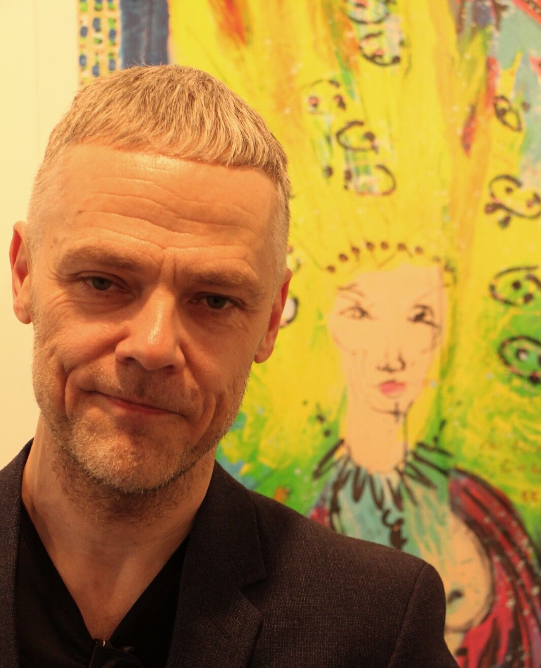 Kenneth Stensholt i Galleri design, foran sitt favorittmaleri av Ari Behn, kalt «Medusa» Kenneth Stensholt i Galleri design, foran sitt favorittmaleri av Ari Behn, kalt «Medusa»