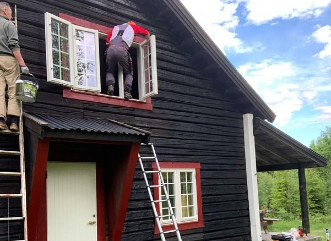 Bjørn Moen og Sæming Sørjoten i vinduet gjør Skihytta klar til ny sesong. Bjørn Moen og Sæming Sørjoten i vinduet gjør Skihytta klar til ny sesong.
