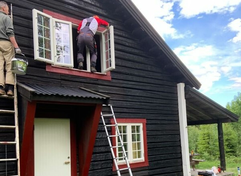 Bjørn Moen og Sæming Sørjoten i vinduet gjør Skihytta klar til ny sesong.