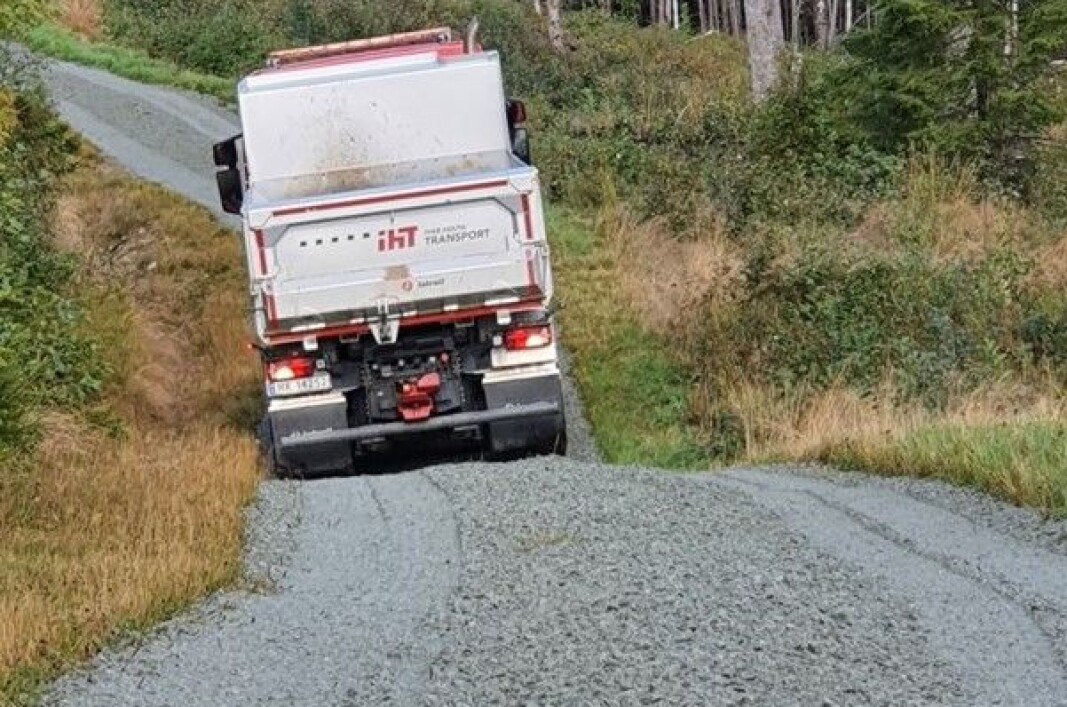 Steinbittvegen opp til Skihytta har fått et gruslag. Ivar Holth Transport stilte med bil. Steinbittvegen opp til Skihytta har fått et gruslag. Ivar Holth Transport stilte med bil.