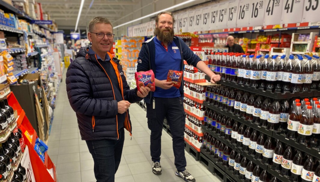 Regiondirektør Jon Kristiansen i NHO Innlandet og kjøpmann Raymond Olavi Pakarinen i Rema 1000 Kurudsand. Regiondirektør Jon Kristiansen i NHO Innlandet og kjøpmann Raymond Olavi Pakarinen i Rema 1000 Kurudsand.