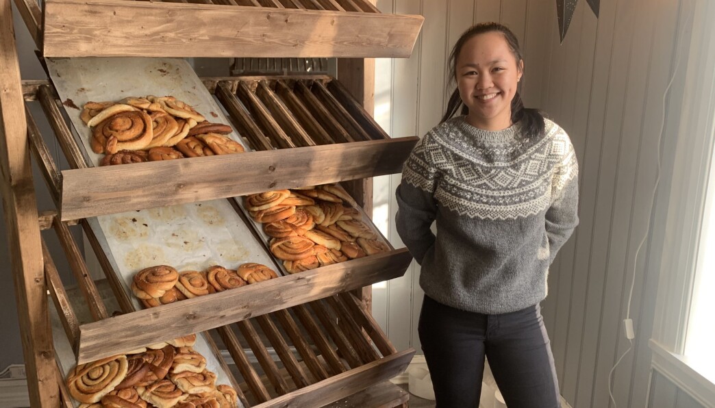 I dag kunne Sara Nilsson tilby kanelboller og skolebrød. Om ikke mange dagene utvides sortimentet I dag kunne Sara Nilsson tilby kanelboller og skolebrød. Om ikke mange dagene utvides sortimentet