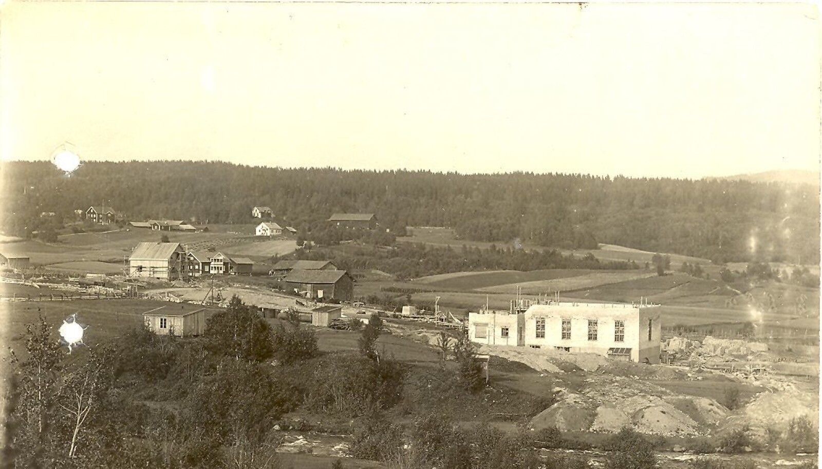 Kraftverket på Brødbøl ble bygget i 1920 og er fortsatt i drift. Verket startet kraftproduksjonen i april 1921. Kraftverket på Brødbøl ble bygget i 1920 og er fortsatt i drift. Verket startet kraftproduksjonen i april 1921.