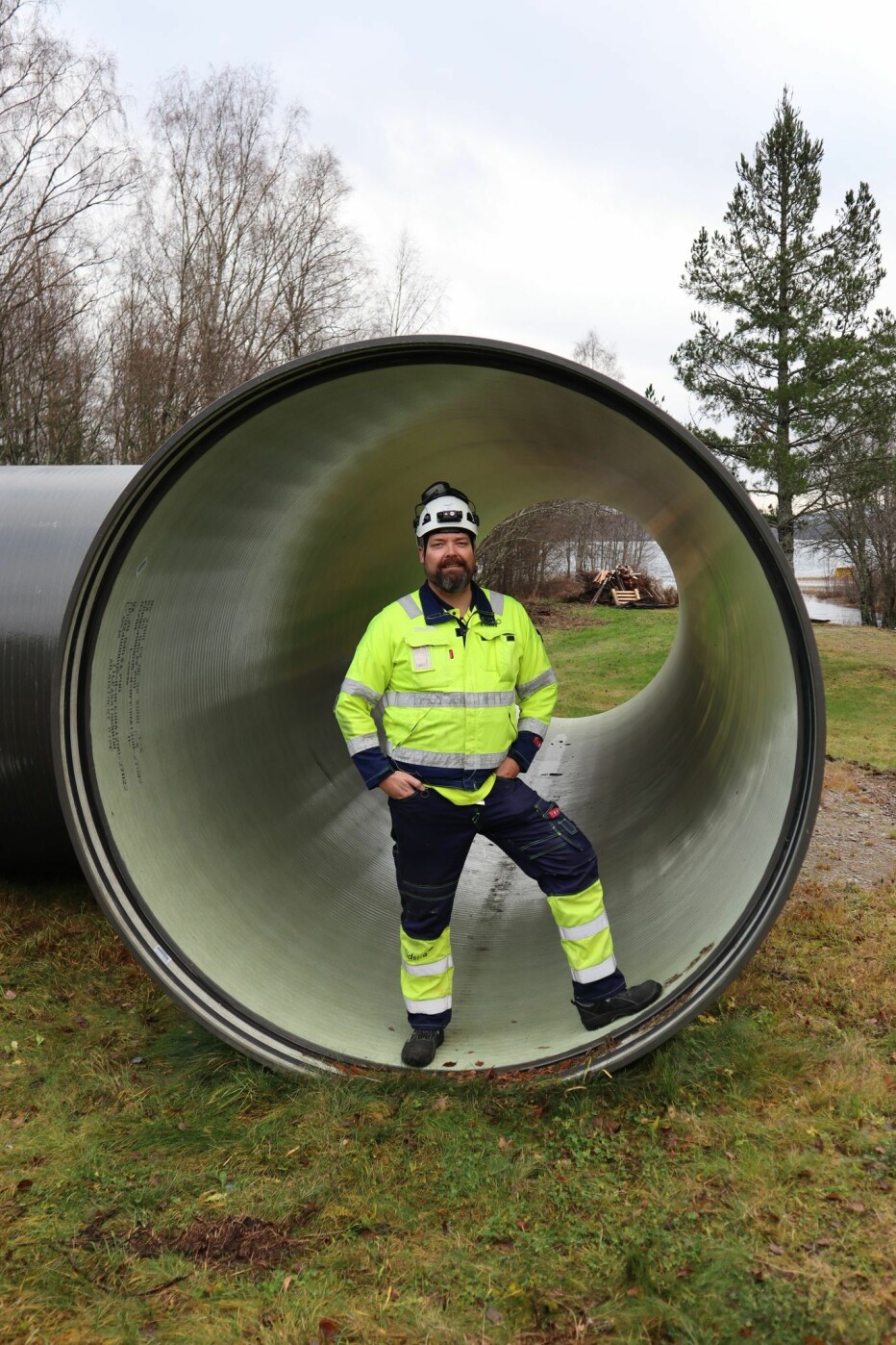 Dagens rørgate er i armert glassfiber. Her viser Hafslund Eco sin kraftverksjef for innlandet, Leo Sørbye fram en del av det nye røret.