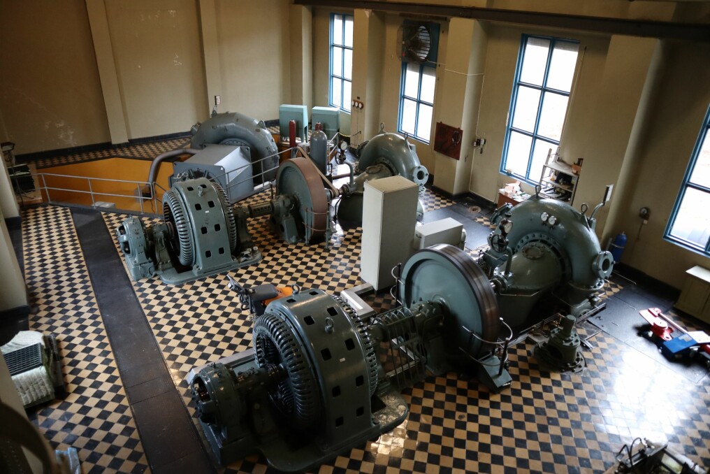 Maskinhallen på Brødbølfoss er så godt som original. Den ene av de to turbinene i drift er fra 1920, den nyeste er fra 1976.
