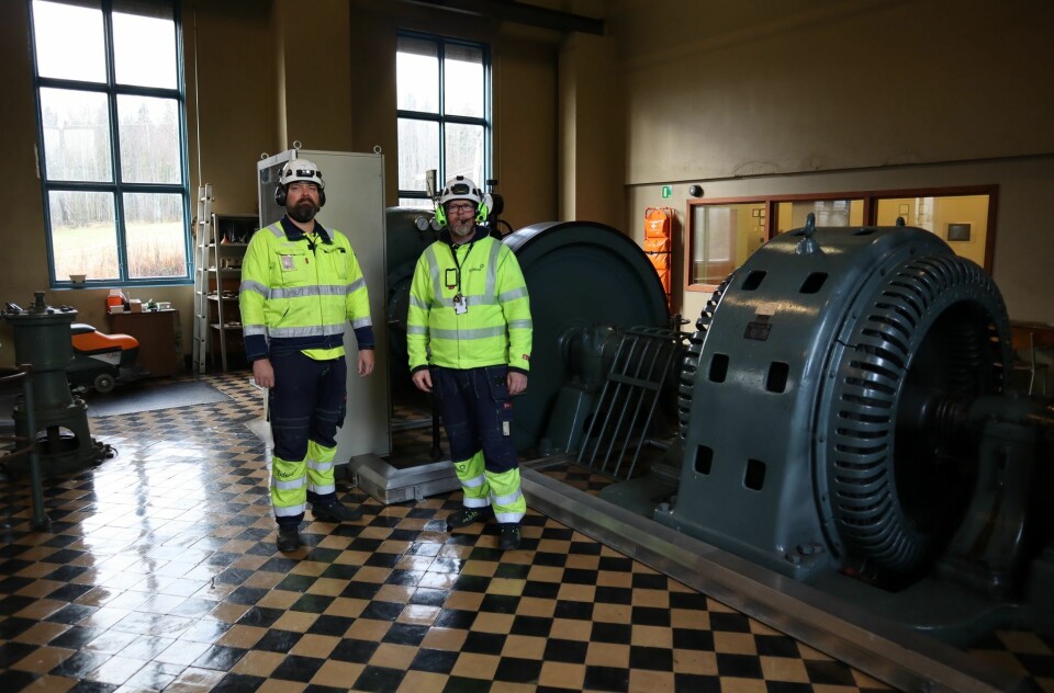 Leo Sørbye og Vegar Kjos Andersen i Hafslund Eco foran den originale turbinen og generatoren fra 1920 som fortsatt produserer strøm.