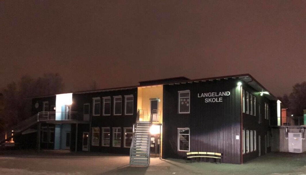Langeland skole, bygd i 1973 for et langt lavere antall elever enn dagens. Langeland skole, bygd i 1973 for et langt lavere antall elever enn dagens.