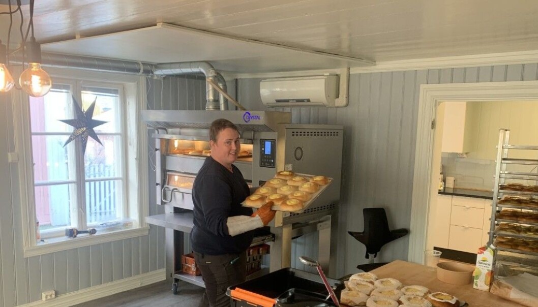 Baker Patrick Smestad i aksjon med skolebrød som er klare for dekorering. Han og Silje Simonsen er klare for å gi Kongsvinger rykende ferske bakevarer. Baker Patrick Smestad i aksjon med skolebrød som er klare for dekorering. Han og Silje Simonsen er klare for å gi Kongsvinger rykende ferske bakevarer.