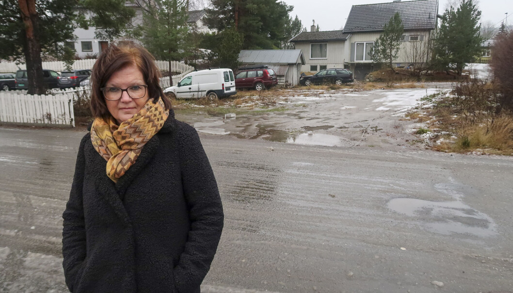 Bente Otterdahl Møller og naboene på Gjemselund har gjentatte ganger tatt opp forsøpling på privat grunn i nærmiljøet med kommunen. I dag fikk de svar på hvorfor kommunen sliter med å få gjort noe med forholdene. Bente Otterdahl Møller og naboene på Gjemselund har gjentatte ganger tatt opp forsøpling på privat grunn i nærmiljøet med kommunen. I dag fikk de svar på hvorfor kommunen sliter med å få gjort noe med forholdene.