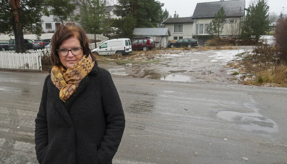 Bente Otterdahl Møller og naboene på Gjemselund har gjentatte ganger tatt opp forsøpling på privat grunn i nærmiljøet med kommunen. I dag fikk de svar på hvorfor kommunen sliter med å få gjort noe med forholdene.