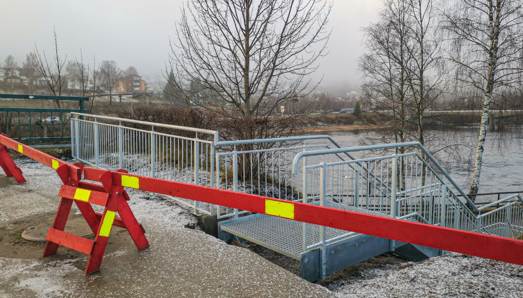 Den nye trappa fra Storgata og gamlebrua ned på Strandpromenaden er på plass, men fortsatt ikke tillatt å bruke. Til tross for sperringen, blir den allerede benyttet av mange. Den nye trappa fra Storgata og gamlebrua ned på Strandpromenaden er på plass, men fortsatt ikke tillatt å bruke. Til tross for sperringen, blir den allerede benyttet av mange.