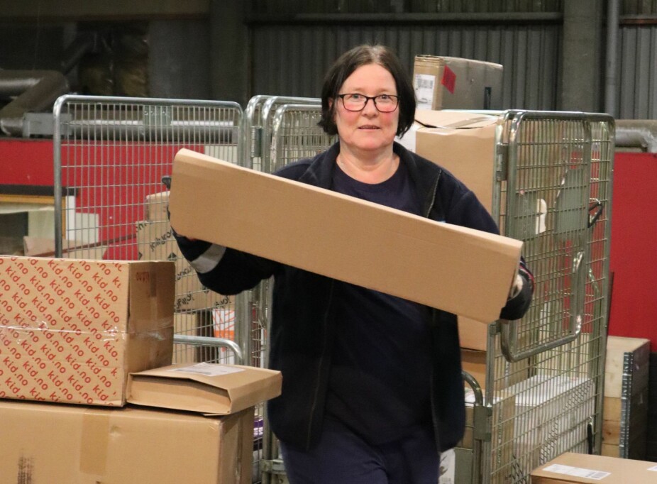 Eva Endsjø laster opp lastebilen sin med pakker som skal ut til utleveringssteder i Kongsvinger, Odalen og Nes.