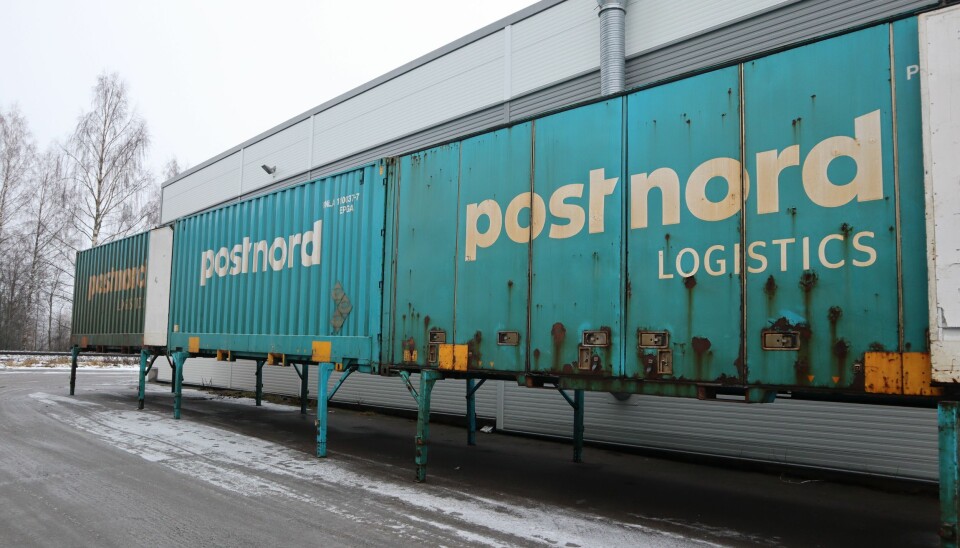 Opptil seks slike 40 fot store containere leveres hver natt på terminalen ved Norsenga. Her blir pakkene sortert og lastet om for videre transport ut til kundene