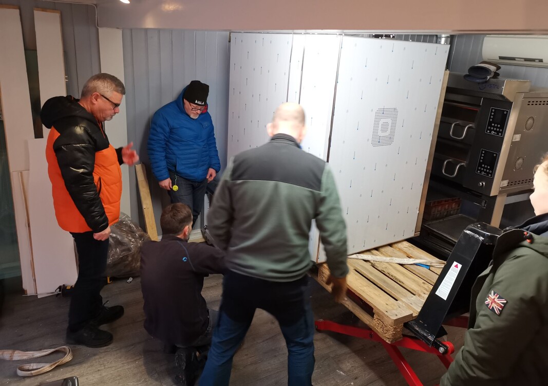 Det er viktig å ha nok av gode medarbeidere og hjelpere når 400 kilo skal finne sin plass i bakeriet. Det er viktig å ha nok av gode medarbeidere og hjelpere når 400 kilo skal finne sin plass i bakeriet.
