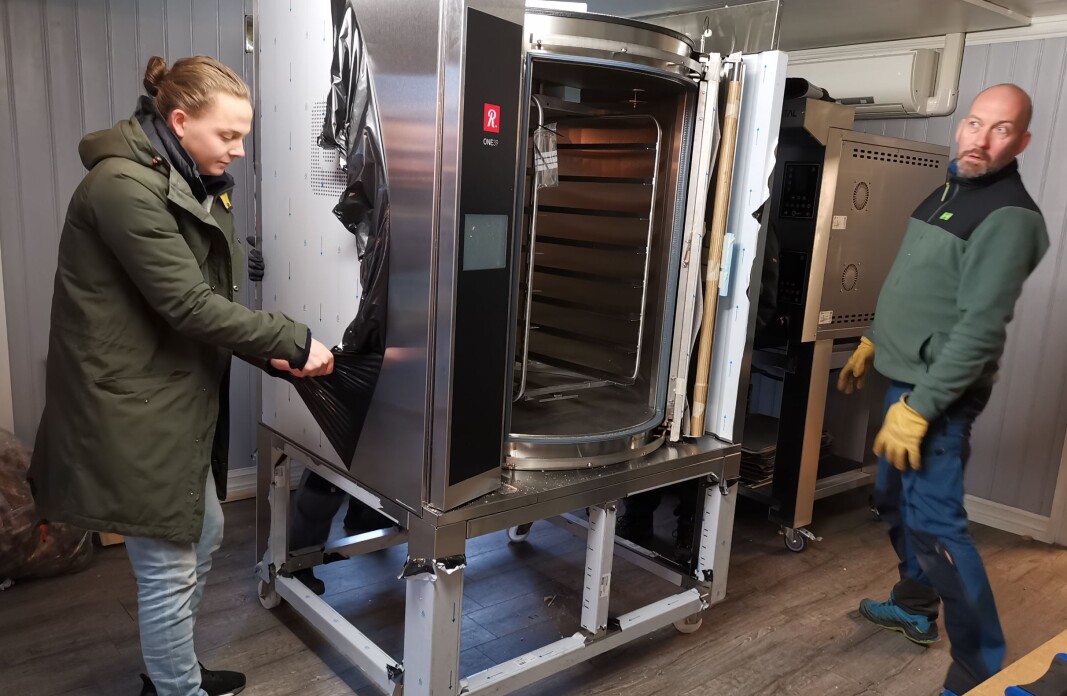 Endelig står den nye ovnen der. 400 kilo er løftet opp på stativet. Nå gjenstår de siste tilkoblingene. Endelig står den nye ovnen der. 400 kilo er løftet opp på stativet. Nå gjenstår de siste tilkoblingene.