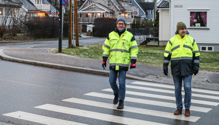 Andreas Fuglum (t.v.) fra Kongsvinger kommune og Arne Skybak fra Innlandet fylkeskommune samarbeider om å finne nye og nødvendige tiltak for å bedre trafikksikkerheten i det ulykkesbelastede krysset Eidemsgate/Parkvegen.