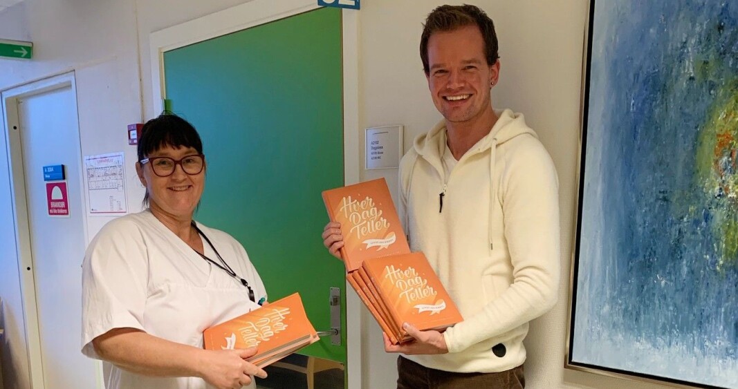 Teamleder Kari Hildegun Kagnes Negård og Tor-Arne Leithe på kreftenheten ved sykehuset. Tor-Arne delte ut boken «Hver dag teller» om livet etter kreft. Teamleder Kari Hildegun Kagnes Negård og Tor-Arne Leithe på kreftenheten ved sykehuset. Tor-Arne delte ut boken «Hver dag teller» om livet etter kreft.