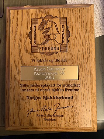 I 2010, da han var 80 år, fikk sjakkens grand old man i Kongsvinger Norges Sjakkforbunds hedersplakett. Han ble hedret med en ny gave på 90-årsdagen sin. Mon tro om forbundet har flere hederstegn å gi ut, eller har han fått alle? I 2010, da han var 80 år, fikk sjakkens grand old man i Kongsvinger Norges Sjakkforbunds hedersplakett. Han ble hedret med en ny gave på 90-årsdagen sin. Mon tro om forbundet har flere hederstegn å gi ut, eller har han fått alle?