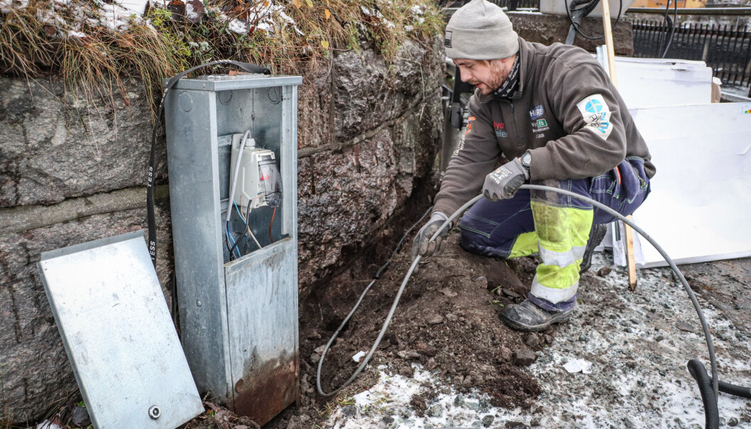 Simen Børresen fra Laje måtte legge ny tilførselskabel med strøm før det på nytt ble lys i rekkverket under gamlebrua. Simen Børresen fra Laje måtte legge ny tilførselskabel med strøm før det på nytt ble lys i rekkverket under gamlebrua.