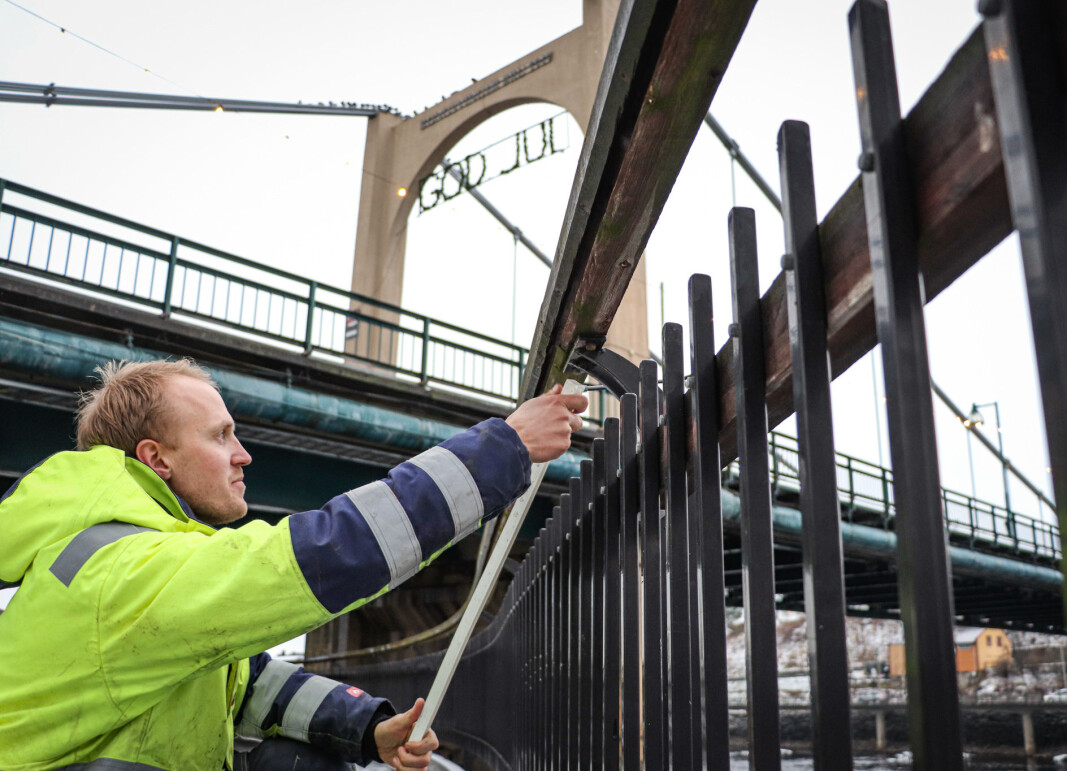 Vegard Lagmandsveen monterer led-lyslist på plass i rekkverket på trebrua under gamlebrua. Der har det manglet lys en god stund, men nå er det på plass igjen. Laje får lyssatt byen på nytt. Vegard Lagmandsveen monterer led-lyslist på plass i rekkverket på trebrua under gamlebrua. Der har det manglet lys en god stund, men nå er det på plass igjen. Laje får lyssatt byen på nytt.