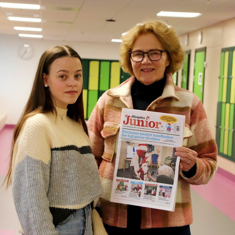 Karianne på forsiden av Aftenposten Junior. Her fotografert med Inger Ødegård, som er stolt lærer.