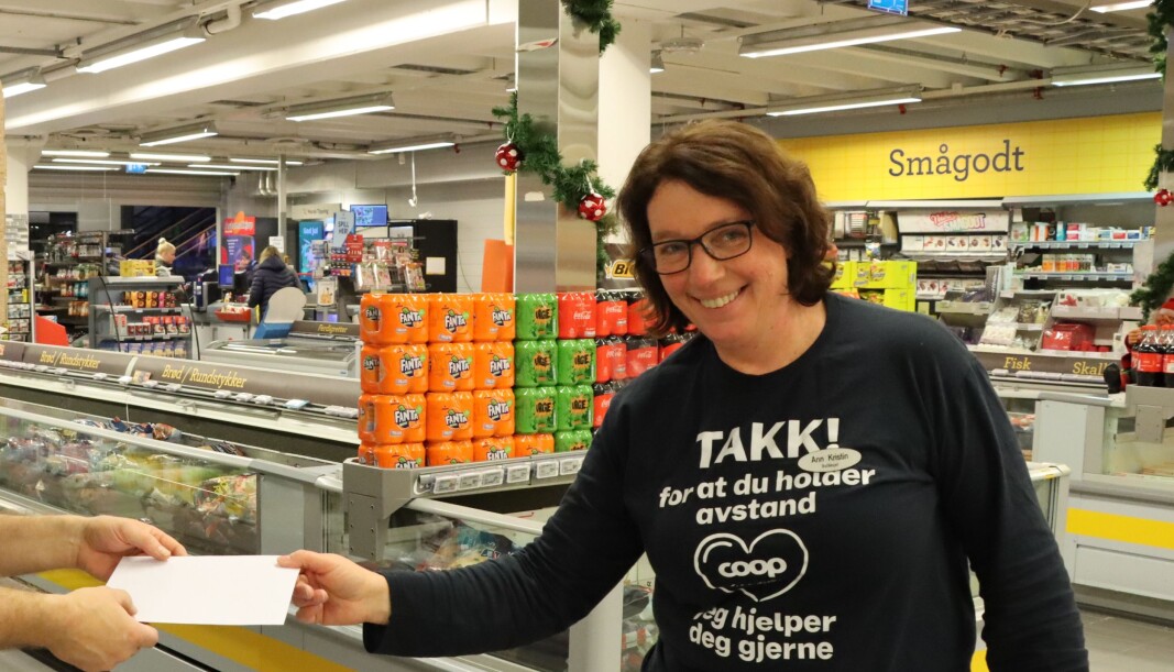 Butikksjef Ann Kristin Vangen på Coop Prix Epa delte ut gavekort til en person i Kongsvinger som trenger en hjelpende hånd i julen. Butikksjef Ann Kristin Vangen på Coop Prix Epa delte ut gavekort til en person i Kongsvinger som trenger en hjelpende hånd i julen.